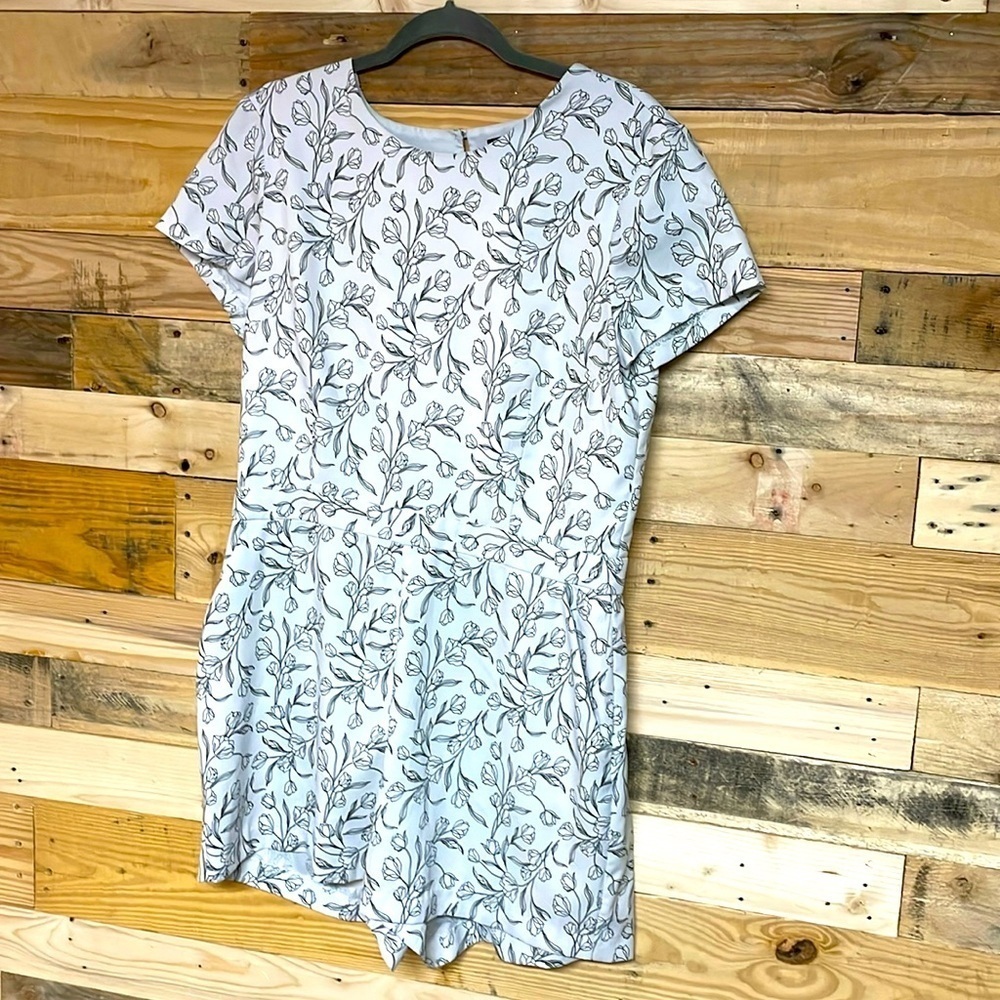 Banana Republic size 12 white with black outline flowers romper with pockets